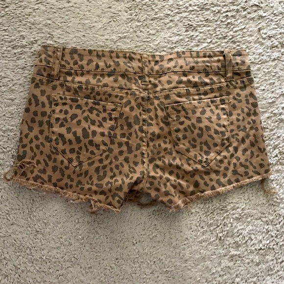 Leopard Distressed Shorts - Picture 3 of 5